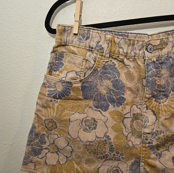 Pilcro Hi Rise Denim Floral Shorts Large - Picture 3 of 14